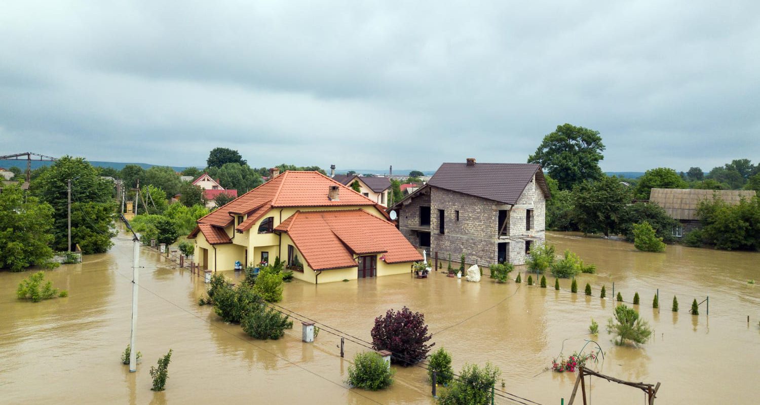 vue-aerienne-maisons-inondees-eau-sale-du-fleuve-dnister-dans-ville-halych-dans-ouest-ukraine (1) vue-aerienne-maisons-inondees-eau-sale-du-fleuve-dnister-dans-ville-halych-dans-ouest-ukraine (1)